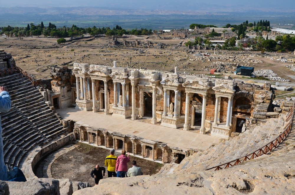 Гид в Памуккале, Античный театр Иераполиса