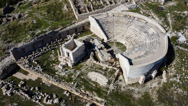 Мавзолей Опрамоаса и театр, Родиаполис, Анталия